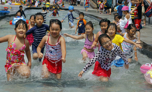 어린이들이 여름 더위를 피해 서울의 한 수영장에서 물놀이를 하며 즐거워하고 있다. 물놀이를 할 때 귀마개를 착용하면 외이도염(귓병) 예방에 도움이 된다. 사진은 특정 사실과 직접 관련 없습니다. 스포츠동아DB
