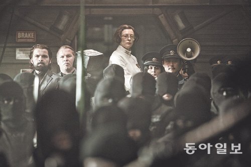 디스토피아적 묘사에도 개봉 5일 만에 누적 관객 300만 명을 돌파한 영화 ‘설국열차’의 한 장면. CJ E&M 제공