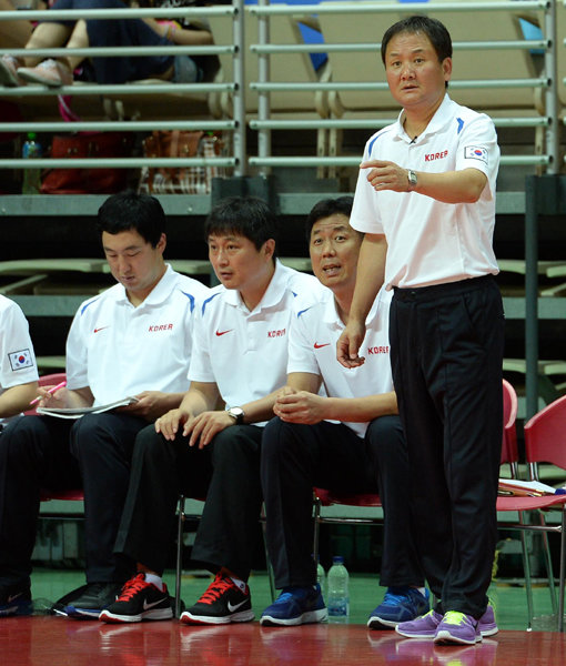 ‘만수’ 유재학(오른쪽) 감독이 이끄는 남자농구대표팀이 아시아선수권에서 선전하고 있다. 유 감독은 치밀한 준비로 대표팀의 실력을 발전시켰다. 사진공동취재단