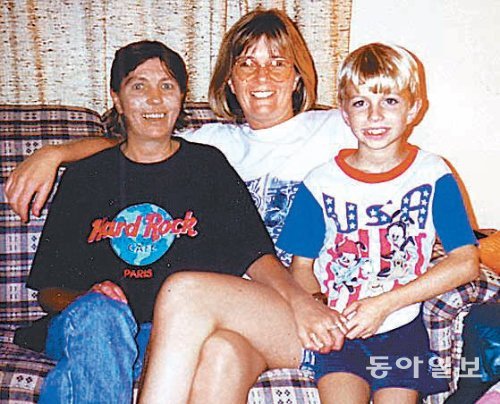 미국 국가 기밀을 폭로한 브래들리 매닝 일병(오른쪽)이 어린 시절 어머니 수전 매닝 씨(왼쪽), 이모와 함께 찍은 사진. 수전 씨는 4일 아들에게 희망을 잃지 말라고 격려하며 법원의 선처를 요청했다. 출처 데일리메일