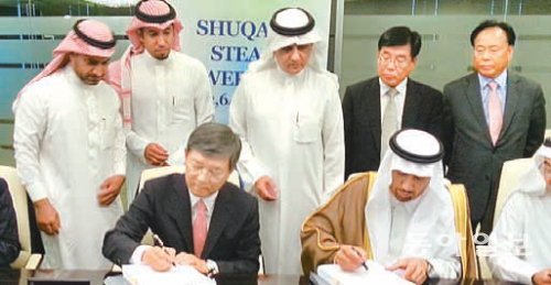 4일 사우디아라비아 리야드에서 이재성 현대중공업 사장(앞줄 왼쪽)과 살레 후세인 알라와지 사우디아라비아전력공사(SEC) 이사회 의장이 계약서에 서명하고 있다. 현대중공업 제공