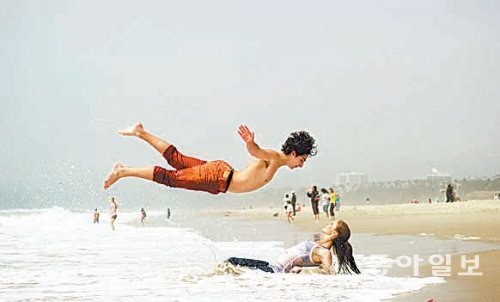 미국 캘리포니아 주 샌타모니카 해변에서 촬영한 ‘Body Surf’. 사비나미술관 제공
