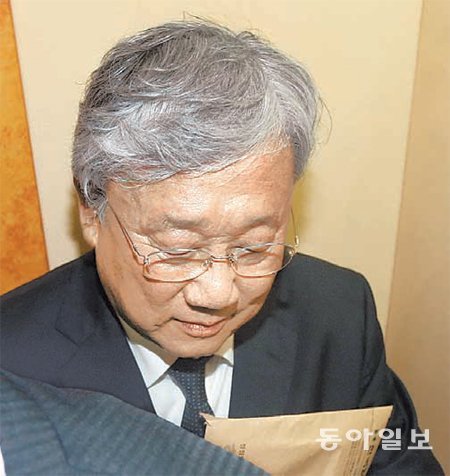 장재구 한국일보 회장이 구속 전 피의자 심문(영장실질심사)을 받기 위해 서울 서초동 서울중앙지법으로 들어서며 만감이 교차하는 듯한 표정을 짓고 있다. 장 회장은 회사에 수백억 원대 손해를 끼친 혐의(특정경제범죄가중처벌법상 배임 등)를 받고 있다. 홍진환 기자 jean@donga.com