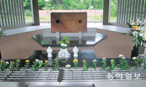 야스쿠니신사에 비하면 소박하게 꾸며져 있는 ‘지도리가후치 전몰자묘원’의 분향소.

도쿄=허진석 기자 jameshuh@donga.com