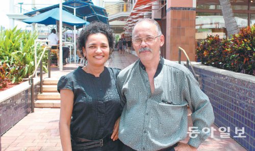지난달 14일 미국으로 망명해 플로리다 주 마이애미 시에 거주하는 쿠바인 호세 아리오사 씨(오른쪽) 부부. 부인 피게레도 마이라 씨는 1년 전인 지난해 7월 망명했다. 마이애미=신석호 특파원 kyle@donga.com