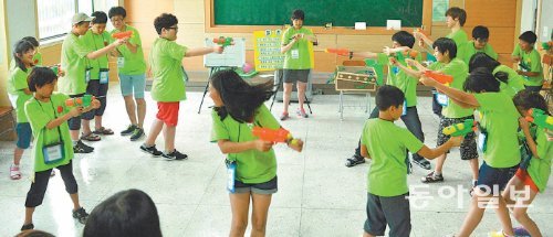지난달 29일 건양대 새싹이 캠프에 참가한 장애 및 비장애 학생들이 팀을 나눠 물총을 쏘는 게임을 하고 있다. 건양대 제공