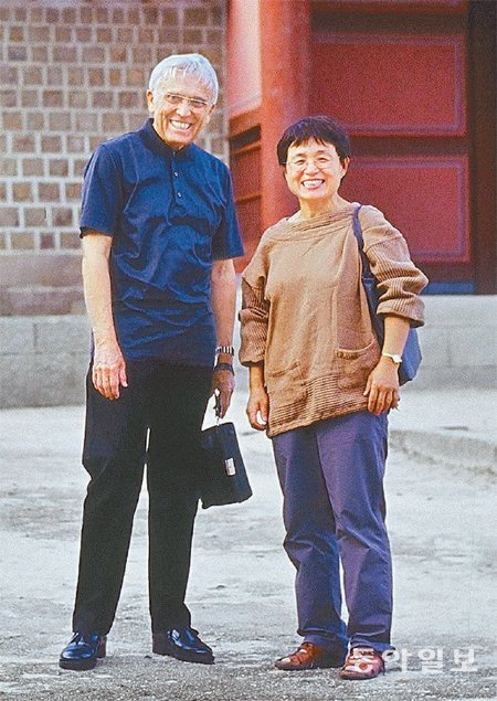 라이너 쿤체 시인(왼쪽)은 전영애 교수의 요청으로 2005년 방한해 서울대생들을 위한 작은 시낭송회를 했다. 사진은 방한 당시 서울 창덕궁 돈화문 앞에서 전 교수와 함께 찍은 것. 전영애 교수 제공
