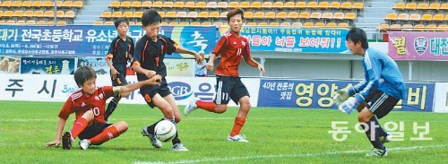 2000년부터 시작된 화랑대기 전국유소년축구대회는 저학년까지 뛰게 하는 시스템을 채택하며 한국 축구의 전반적인 전력 상승을 유도했다. 사진은 지난해 열린 12세 이하 E그룹 충남 천안초등학교와 전남 능주초등학교의 결승전. 한국유소년축구연맹 제공