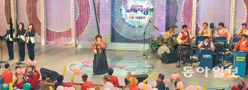젊은 세대 위주의 방송 프로그램이 늘다 보니 상대적으로 트로트를 소개하는 프로그램은 줄었다. 신인 트로트 가수들에게 ‘전국노래자랑’은 ‘꿈의 무대’로 불린다. KBS 제공