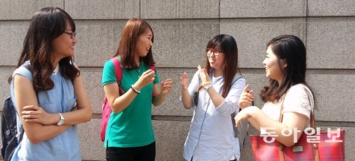 서울 종로구 재동의 골목에서 한국농아대학생연합회 회원들이 수화로 대화하고 있다. 왼쪽부터 김수진(25·상명대 4), 김혜지(22·나사렛대 3), 이재정(23·한성대 4), 임보미 씨(22·동덕여대 3). 수화통역을 맡은 김혜지 씨만 청각장애인이 아니다. 농아 대학생들은 김 씨처럼 소리를 들을 수 있는 사람을 ‘청인’이라고 부른다. 이샘물 기자 evey@donga.com