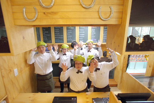 ‘물고기를 주는 것보다 물고기 잡는 법을 가르쳐 주는 것이 낫다.’ 사회배려계층을 도울 때 가장 많이 인용되는 말이다. 지적장애 청년들을 바리스타로 양성해 취업을 돕는 한국마사회의 ‘꿈을 잡고(Job Go)’ 프로그램은 ’물고기 사냥법‘을 알려주는 모범 사례다. 사진제공｜한국마사회