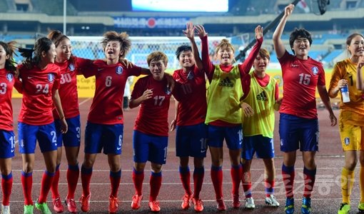 여자대표팀이 10월 30일 캐나다 에드먼턴에서 A매치를 갖는다. 프랑스축구협회가 A매치를 제안하는 등 높아진 주가에 행복한 비명을 지르고 있다. 대표팀 선수들이 7월 동아시안컵에서 일본을 꺾고 환하게 웃고 있다. 스포츠동아DB