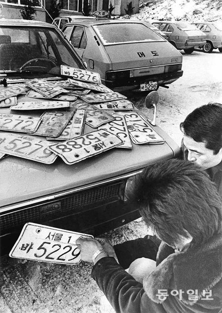 1978년 12월 한국사회를 강타한 제2차 오일쇼크는 다시 서민들의 삶을 고통의 한가운데로 몰아넣었다. 자고 나면 오르는 기름값 때문에 택시회사와 기사들 사이에는 지입금 시비가 일어 아예 번호판을 떼고 세무서에 휴업계를 내는 곳도 있었다. 동아일보DB