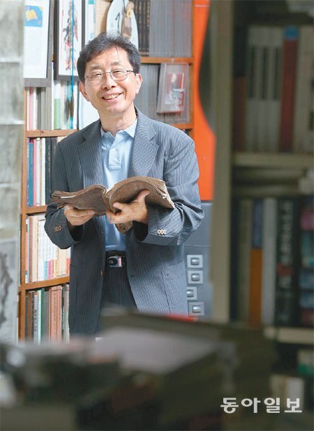 심경호 고려대 교수가 달팽이의 뿔처럼 좁다고 ‘와각서실’이라 부르는 자신의 연구실에 섰다. 무더위 속에 10여 권의 책을 동시에 쓰고 있는 그는 “정약용에 대한 논문을 쓰려면 정약용만큼 많이 읽어야 하고, 김시습 평전을 쓰려면 김시습만큼 불교를 공부해야 하는데, 내 공부가 부족하니 결과물은 늘 불만스럽다”고 말했다. 장승윤 기자 tomato99@donga.com