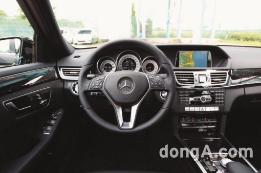 고급스러운 소재로 마감한 ‘더 뉴 E클래스’의 실내디자인.