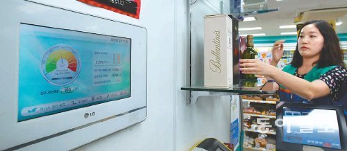 서울 서대문구 창천동 GS25 연대2호점에 설치된 전력 모니터. 매장의 실시간 전력 사용량과 이달 예상 사용량 등이 표시돼 있다. 매장 직원이 터치스크린으로 조명의 밝기나 에어컨 온도 등도 제어할 수 있다. 홍진환 기자 jean@donga.com