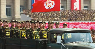 북한이 7월 27일 열병식에서 공개한 ‘방사능 표식’ 부대. 주요 전력 열병종대의 선두 부분에 등장했다.
