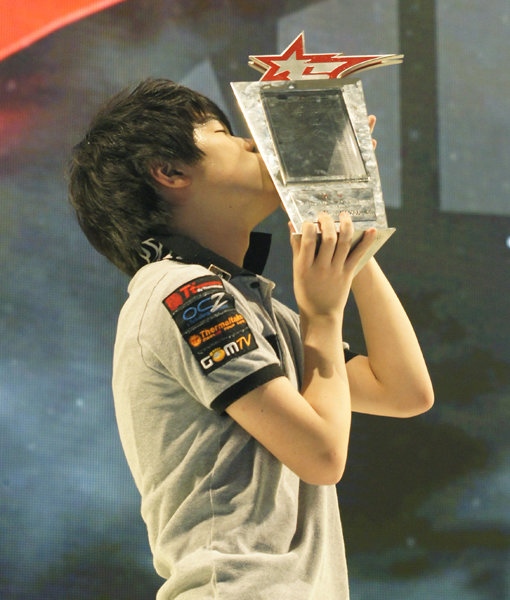 10일 서울 삼성동 코엑스에서 열린 ‘WCS코리아 시즌2’에서 최연소 로열로더에 등극한 프라임의 조성주가 트로피에 입을 맞추고 있다. 사진제공｜온게임넷