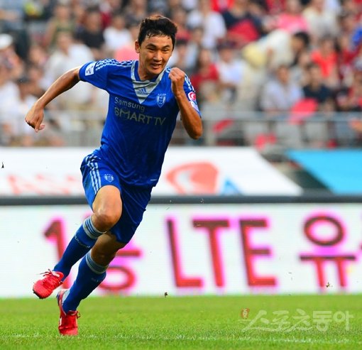 수원 공격수 조동건이 A대표팀다운 결정력을 뽐냈다. 조동건은 대표팀 소집을 하루 앞둔 11일 경남FC 원정에서 1골1도움을 올리며 팀의 3-0 승리를 이끌었다. 스포츠동아DB