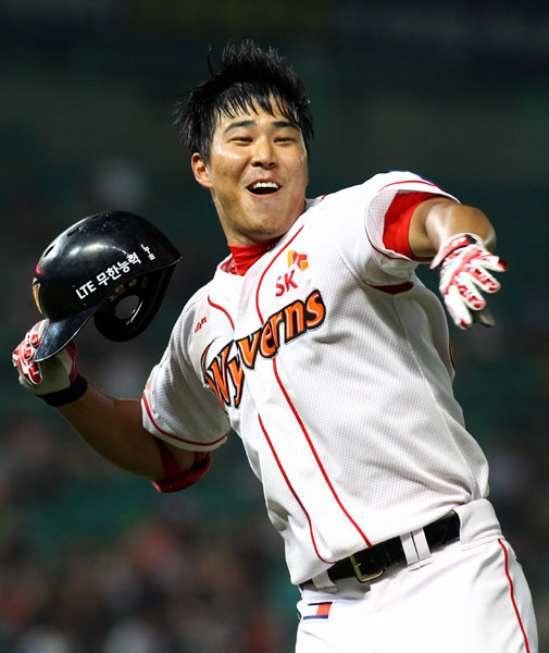 온 세상을 다 가진 듯한 표정이다. SK한동민이 11일 문학 롯데전 9회말 3-3의 균형을 깨는 끝내기 솔로홈런을 터뜨린 뒤 헬멧을 벗어들고 포효하고 있다. 사진제공｜SK 와이번스