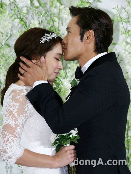 이병헌(오른쪽)이 결혼식에 앞서 열린 기자회견에서 이민정의 이마에 키스를 하고 있다. 동아닷컴DB