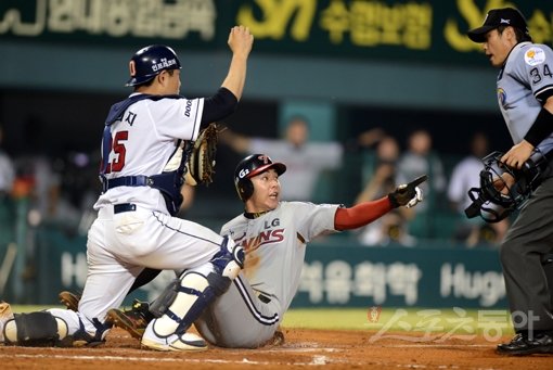 머리와 발로 이겼다. LG 이대형(가운데)이 11일 잠실 두산전 0-0으로 맞선 7회초 1사 상황에서 3루에 있다 1루 주자 김용의와 함께 이중도루를 통해 홈 득점에 성공하고 있다. 타이밍상 아웃이었고, 상대 포수 양의지(왼쪽) 역시 아웃을 주장하고 있지만 마지막 순간 볼은 포수의 미트에서 빠졌고, 결국 세이프가 선언됐다. LG로선 행운도 함께 한 셈. 잠실｜김민성 기자 marineboy@donga.com 트위터 @bluemarine007