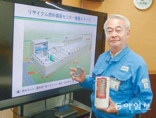 일본 사용후핵연료 중간저장시설 운영사인 리사이클연료저장(RFS)의 구보 마코토 사장이 사용후핵연료를 담는 용기인 ‘캐스크’에 대해 설명하고 있다. 무쓰=배극인 기자 bae2150@donga.com