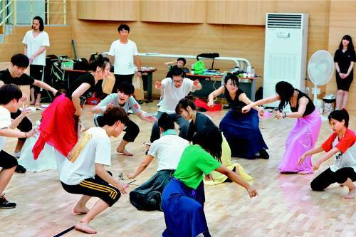 경주시립극단 단원들이 경주 예술의 전당 연습실에서 뮤지컬 ‘무녀도 동리’를 연습하고 있다. 경주문화재단 제공