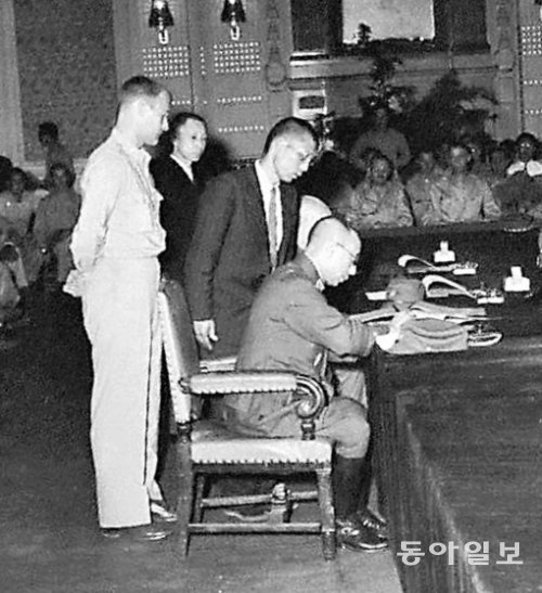 1945년 9월 9일 항복문서에 서명하는 조선 총독 아베 노부유키. 눈빛출판사 제공