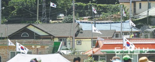 전남 완도군 소안도는 지금까지 20명의 건국훈장 수훈자를 배출한 ‘항일의 섬’이자 ‘광복의 땅’이다. 선열들의 애국애족정신을 기리기 위해 ‘나라사랑 365일 태극기 섬 선포식’이 열린 13일 소안도에는 집집마다 태극기가 휘날리고 있다. 소안도=박영철 기자 skyblue@donga.com