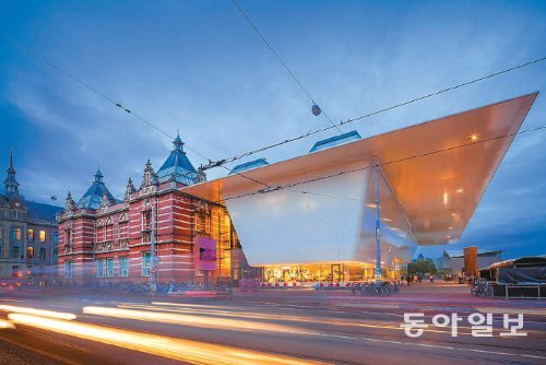 네덜란드 암스테르담 시립미술관 옆쪽에 건축가 벤텀 크라우벨이 증축한 흰색 신관. 욕조 모양의 건물을 들어올려 생긴 1층엔 기념품점과 레스토랑이 있다. 건물 윗부분은 차양이 되어 주변 공원에 그늘을 만들어준다.