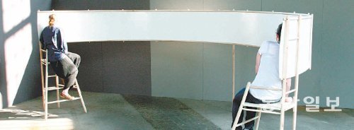 데니스 판 데르 사르가 디자인한 ‘속삭이는 의자’. 휘어진 종이 끝 의자에 앉아 ‘작은 소리로도 소통이 가능하다’는 사실을 체험할 수 있는 작품이다. 한국국제교류재단 제공