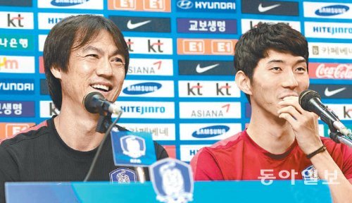 홍명보 축구국가대표팀 감독(왼쪽)이 페루와의 평가전을 하루 앞둔 13일 수원월드컵경기장에서 열린 기자회견에서 옆에 앉은 공격수 김동섭을 두고 “페루전에서도 골을 못 넣으면 아웃입니다”라고 농담을 던진 뒤 환한 표정을 짓고 있다. 수원=김민성 기자 marineboy@donga.com