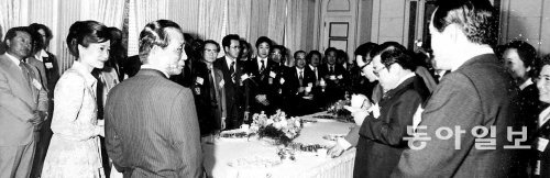 1979년 5월 언론계 신문 방송 통신사 대표들과 환담하는 박정희 대통령. 왼쪽에 영애 근혜 양도 보인다. 동아일보DB