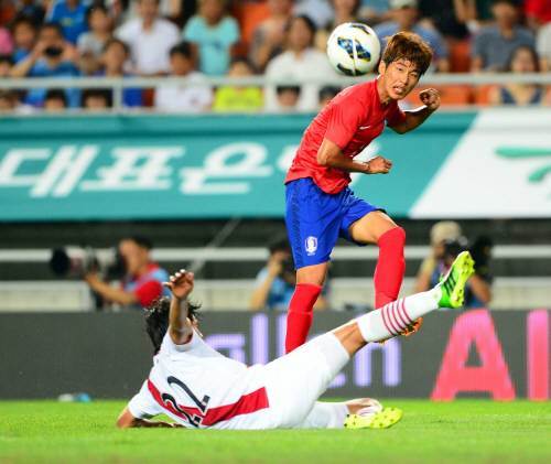 14일 저녁 수원월드컵경기장에서 열린 대한민국과 페루의 친선경기에서 윤일록이 슛을 날리고 있다. 수원｜박화용 기자 inphoto@donga.com 트위터 @seven7sola