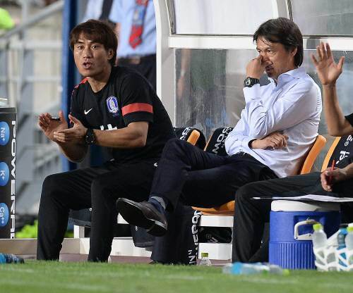 한국 축구대표팀이 14일 수원월드컵경기장에서 남미 강호 페루(FIFA 랭킹 22위)와 평가전을 가졌다. 한국 홍명보 감독이 경기를 바라보고 있다. 김종원 기자 won@donga.com