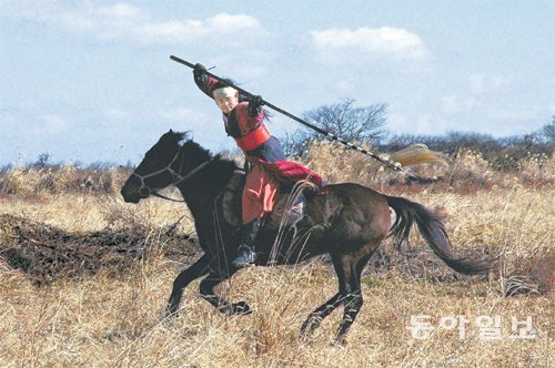 최형국 한국전통무예연구소장이 마상무예를 선보이고 있다. 최형국소장 제공