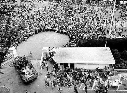 1980년 5월 24일 당시 동아일보 사진부 황종건 기자가 전남도청 옥상에서 찍은 장면. 정문 오른쪽에 수위실이 보인다. 동아일보DB
