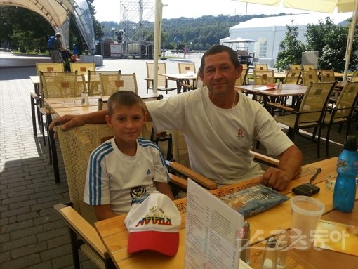 바체슬라프 이바넨코(오른쪽)와 그의 아들. 모스크바(러시아)｜전영희 기자 setupman@donga.com 트위터@setupman11