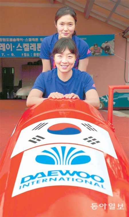 폭염 잊고 땀방울 여자 봅슬레이 대표팀 1세대인 김선옥(앞)과 신미화가 8일 강원 평창군 알펜시아 봅슬레이 스타트 훈련장에서 밝게 웃으며 훈련하고 있다. 한국 여자 썰매 종목 사상 첫 올림픽 진출을 노리고 있는 이들은 30도가 넘는 폭염 속에서도 연일 굵은 땀방울을 쏟아내고 있다. 평창=김동욱 기자 creating@donga.com