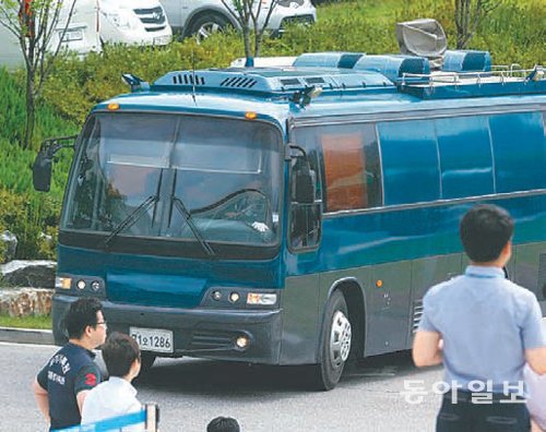 16일 오전 경기 성남시 국가기록원 대통령기록관에 검찰의 디지털 자료 분석용 특수차량이 들어서고 있다. 국내에 한 대뿐인 이 차량의 가격은 4억 원에 이른다.

성남=원대연 기자 yeon72@donga.com