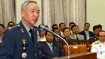 장군 진급 문제로 노무현 정부와 갈등을 겪은 후 2004년 11월 국회 국방위에 출석한 남재준 당시 육군총장.