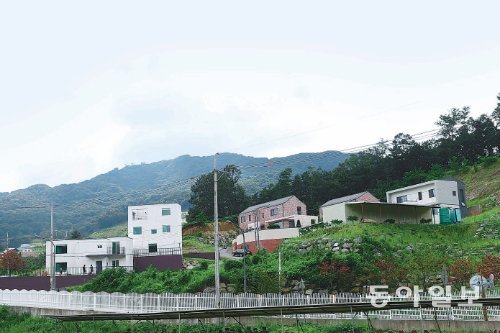 16일 경기 용인시 처인구 포곡읍 마성리 일대 ‘용인 반디나비마을’ 전경. 이곳은 민간기업이 만든 마을로 ‘행복마을 만들기’ 멤버십에 가입해 마을 공동체를 형성하는 방법을 배워야 입주할 수 있다. 용인=김재명 기자 base@donga.com