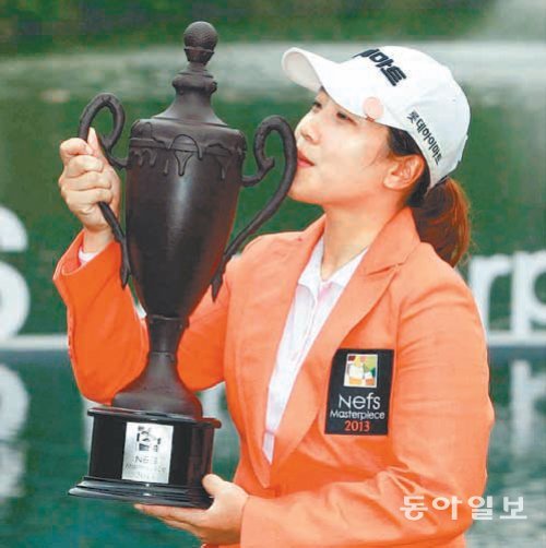 김지현(하이마트)이 18일 강원 홍천의 힐드로사이 골프장에서 열린 한국여자프로골프(KLPGA) 투어 넵스마스터피스에서 우승을 차지한 뒤 우승컵에 입을 맞추고 있다. KLPGA 제공