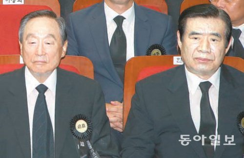 18일 서울 동작구 국립서울현충원에서 열린 김대중 전 대통령 4주기 추도식에서 민주당 권노갑 상임고문(왼쪽)과 한광옥 국민대통합위원장이 나란히 앉아 있다. 변영욱 기자 cut@donga.com