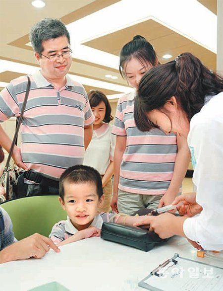 중국 상하이에서 대구에 온 어린이들이 16일 계명대 동산병원 건강증진센터에서 성장발달 검사를 받고 있다. 계명대 동산병원 제공