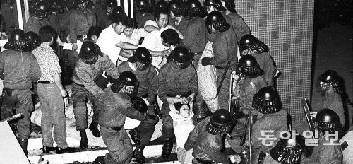 1979년 8월 11일 새벽, 경찰들에 의해 끌려 나오는 YH무역 여공들. 이 과정에서 김경숙 양이 목숨을 잃었다. 동아일보DB