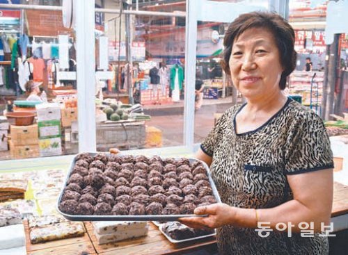 제주 동문재래시장에서 떡집을 운영하는 김규영 씨가 제주도의 명물인 오메기떡을 소개하고 있다.

제주=김재영 기자 redfoot@donga.com