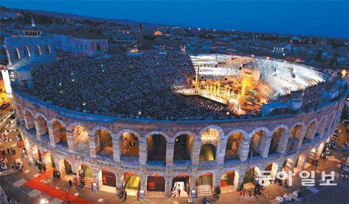 2000년 전에 지은 이탈리아 베로나 고대 원형 경기장에서 펼쳐지는 베로나 페스티벌. 베르디의 오페라를 집중적으로 공연한다. 동아일보DB