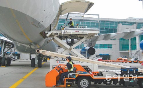 항공기 지상 조업 및 정비전문 회사 샤프 에비에이션케이의 직원들이 인천공항에서 화물을 비행기에 싣는 작업을 하고 있다. 샤프 에비에이션케이 제공